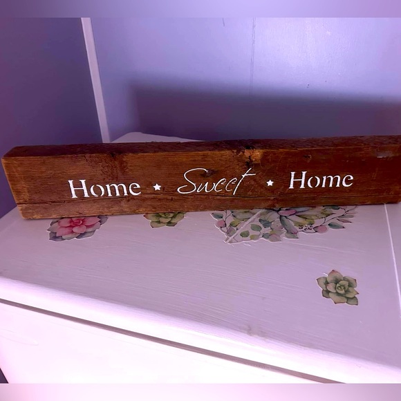Wooden sign . - Picture 1 of 1